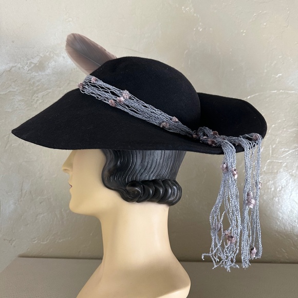 IMPRESSIVE 1940s\' BLACK FELT FOLDED WIDE BRIM HAT + FEATHER + DOTTED VEIL